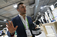 イタリアのスタートアップ企業であるYシェアのエマヌエレ・ストラーノ氏。誰でもどんなクルマでも簡単にカーシェアリングを開始できる、安全かつ操作が簡単な車内用キーボックスを開発した。