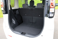 後席を最前方にスライドさせた荷室の様子。この状態では荷室の奥行きが675mmとなり、48リッターのスーツケースを4個収納できる。