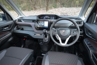 「ソリオ バンディット ハイブリッドSV」のインテリア。MHEVモデルの「ハイブリッドMV」と比べると、メーターの意匠や機能が異なるほか、各部の装飾がチタンシルバーに変更されていたり、インパネオーナメントの色がボルドーだったりと、細かなところで差異化が図られている。