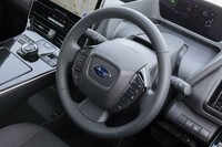 回生ブレーキの強弱をコントロールするシフトパドル付きのステアリングホイールはスポーツカーのように小径だ。そのためスイッチ類はホーンパッドのまわりにレイアウトされている。