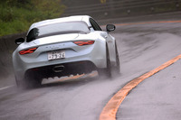 サスペンションは前後ともにダブルウイッシュボーン式。ダンパーには大きな入力があってもリニアな作動を保つよう、ハウジング内部にセカンダリーダンパーを備えた「ハイドロリック・コンプレッション・ストップ」を採用している。