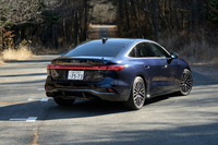 シャシーには内燃機関搭載用としてはグループで最後とされる「プレミアムプラットフォームコンバスチョン（PPC）」を使っている。エンジン縦置きのFFレイアウトを基本とする。