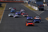 GT500クラスのスタートシーン。予選では上位を独占したホンダ勢だが、決勝レースは5位が最高という結果に。