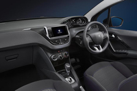 “署名”が車名の特別な「プジョー208」販売開始の画像