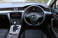 インテリアのつくりは他の「パサート」シリーズとほとんど同じ。シフトセレクターの向こう側に「ALLTRACK」のロゴが控えめに配されている。