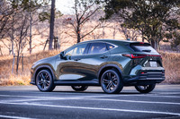 今回試乗した車両のボディーカラーは「テレーンカーキマイカメタリック」と呼ばれるもの。これを含め「NX250／NX250“バージョンL”」では、全9色から外板色を選択できる。