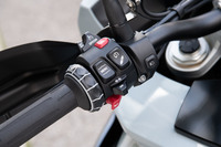 快適性を高める装備も充実。ハンドプロテクションやグリップヒーターに加え、上級グレードにはキーレスライド、クルーズコントロールなども備わる。