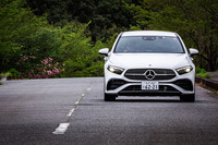 「Aクラス セダン」のサスペンションは、フロントがマクファーソンストラット式、リアがトーションビーム式。「AMGラインパッケージ」の装着車は、標準車よりも車高が15mmローダウンされる。