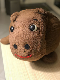 筆者がイタリアにまで連れてきた「山野かばひこ」。何体生産されたのかは不明。同型のぬいぐるみをご記憶の方は、ぜひご一報いただきたい。