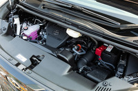 晴れて存続した「ヴェルファイア」は走りに振ったキャラクターに。「アルファード」には設定のない2.4リッターターボエンジンが選べる。