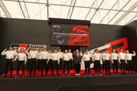 2024年の国内モータースポーツ参戦体制発表会に臨むレーシングドライバー。来季は3人が新規加入する。