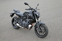 今回のマイナーチェンジでは、ライディングポジションも変更。新採用のアルミ製テーパーハンドルは。左右幅が32mm広く、ハンドル高が12mm高くなっており、より多様な体格のライダーにフィットするものとなった。