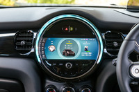 全車標準装備となったインフォテインメントシステムのディスプレイ。リムの内側の操作パネルには、タッチ式のコントローラーが採用された。