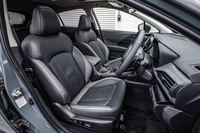 乗り心地を不快に感じる原因のひとつとされる、頭部の揺れを抑える設計がフロントシートに取り入れられた。これは群馬大学と共同で行っている「次世代自動車技術研究講座」の研究成果であるという。本革のシート表皮（写真）は11万円の有償オプション。