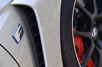 大きなエアアウトレットが設けられたフロントフェンダー。その付近には高性能を象徴する“F”のエンブレムが添えられる。