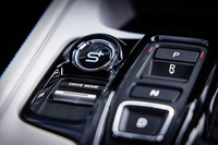 ホンダ車として初となる制御技術「ホンダS＋シフト」を採用。あたかも有段変速機があるかのようなダイレクトレスポンスと変速感を実現している。ホンダS＋シフトは、センターコンソール左側のプッシュスイッチで同機能を選択できる。