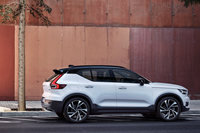 ほった：「『XC40』って、ずいぶん冒険したデザインのクルマだったんですね」
	明照寺：「足元のボリュームがあればこその冒険ではありますが」