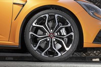 フロントの19インチアミホイール。内側には、アルミ製ハブを採用した鋳鉄製スリット入りブレーキディスクがおさまる。