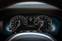 「Mモデル」専用のメーターパネル。スピードメーター、タコメーター、燃料計、油温計、燃料消費率などはアナログで表示される。