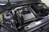 「TSIハイライン」に搭載される1.4リッター直4ターボエンジン。最高出力140ps、最大トルク250Nmの数値に変更はないが、JC08モード燃費は19.9km/リッターから18.1km/リッターへと9％悪化している。