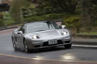 世界初のオールアルミモノコックボディー採用車としてデビュー。エンジンや足まわりなどの構造部材にもアルミが多用されている。