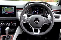 シートヒーターは「インテンス テックパック」専用だが、ステアリングヒーターはエントリーグレードの「ゼン」も含めて全車に標準装備される。リムはレザー巻き。