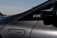大きく傾斜したAピラーの下方には、「EQE」エンブレムと4WDシステム「4MATIC」のエンブレムが添えられる。