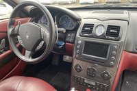 愛車の大貴族号こと18年落ち「マセラティ・クアトロポルテ」のコックピット。「スポーツGT」はセンターコンソールがカーボンパネルになっているが、個人的にはコテコテの木目パネルのほうが好み。