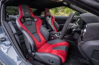 コアフレーム構造の「NISMO」専用RECARO製「カーボンバックバケットシート」は標準で装備されるアイテム。外板色にかかわらず、シート表皮はブラックとレッドのコンビカラーとなる。