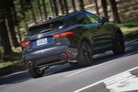 キャビンを絞り込むことで、前後のフェンダーの盛り上がりが強調されている。