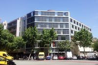 欧米では路上駐車が当然のこととして受け入れられているが、その事情も場所によってさまざま。バルセロナ市街では、巨大な交差点の四隅に横並びにクルマが止められていた。