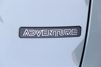 現行型「RAV4」のグレードは全6種類。2.5リッターエンジンを搭載したハイブリッド車が2種類、2リッターガソリン車が「アドベンチャー」を含む4種類である。