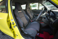 シートについては座面やボルスターの形状を見直すことで、従来モデルよりホールド性を向上させたほか、軽量・高剛性のフレームの採用により、1台当たり7.6kgの軽量化も実現している。