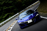 コーナリング時は、フロントの左右輪を独立して駆動するツインモーターを活用。優れた回頭性とオン・ザ・レール感覚を実現した。