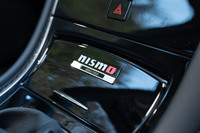 センターコンソールにはシリアルナンバー入りのプレートが貼られる。日産がメディア向けに用意したこの車両は「0092/1000」だった。