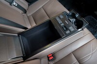 シートのリクライニングスイッチはリアセンターアームレストの内部に用意されている。