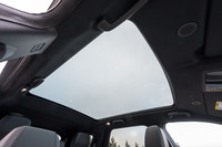 乗員に圧倒的な開放感を提供する（そのぶん、重量もかさむが）固定式のパノラミックルーフ。「ダイナミックHSE」グレードでは標準で装備される。