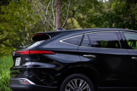 ダイナミックに曲面が変化するサイドビュー。豊かな表情や強い躍動感を表現しているという。クーペライクな傾斜したリアウィンドウも外観上の特徴だ。