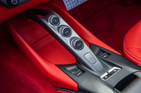 フェラーリ車でおなじみとなるブリッジ形状のセンターコンソールパネル。ハザードスイッチの左側にリトラクタブルハードトップの開閉スイッチ、右側にリアウィンドウの開閉スイッチが配置されている。