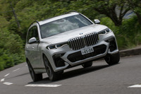 「エグゼクティブドライブプロ」とは、走行安定性と快適性を高める足まわりの機能で、本文で紹介されているアダプティブダンピングシステムに加え、コーナリングなどでの車体の傾きを抑えるアクティブスタビライザーも備わる。