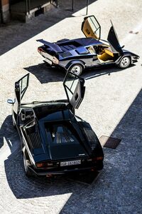 シザーズドアを開け放った状態の「ランボルギーニ・カウンタック25アニバーサリー」（手前）と「カウンタック5000S」（奥）。