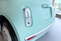 テールランプユニットも“ヌオーヴァ500”を想起させる小さな縦型である。