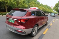 タクシーもほとんどがBEV。写真はSAIC傘下にあるブランドであるROEWEのBEVワゴン「Ei5」。