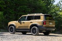 2023年8月に世界初公開、2024年4月に日本で発売された「ランドクルーザー“250”」。既存の「ランドクルーザー プラド」が「ランドクルーザー“300”」の弟分的な存在だったのに対し、この“250”は「質実剛健を追求したランクルファミリーの中核モデル」とされている。