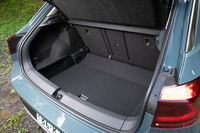 荷室容量はVDA計測で445リッター。床面の高さは2段階で調整でき、写真のように深底にできるほか、高床にすれば後席格納時にフラットな床面を得ることができる。