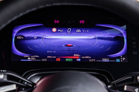 12.3インチのコックピットディスプレイ。メーターデザインは「ジェントル」「クラシック」「スポーティー」（写真）など、数種類から任意に選択できる。バッテリー残量や航続可能距離は、メーターパネルにわかりやすく表示される。