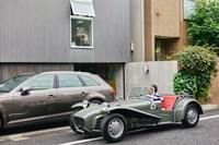 窓から外をのぞくお孫さんに視線を送り、スーパーセブンでいざ出発といったショット。