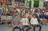 会場に集まったファンとのフォトセッションより。