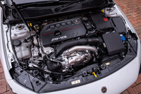 搭載される2リッター直4ターボエンジン「M260」はいわゆるAMG謹製の“ワンマン・ワンエンジン”ではないが、最高出力306PS、最大トルク400N・mという実力を持つ。WLTCモードの燃費値は12.2km/リッター。