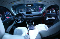 インテリアでは理想的なドライビングポジションを追求し、フロアコンソールの高さを上げた。シフトセレクター（シフトノブ）の位置をAT車で約60mm、MT車で約40mm上方に移動し、操作性を改善させた。